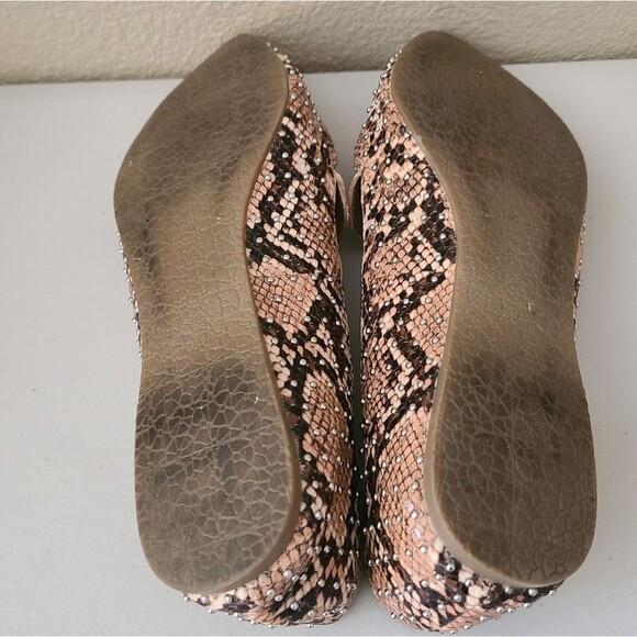 steve madden feather-s studded loafer flats tan snake print womens size 7.5M - Picture 3 of 8